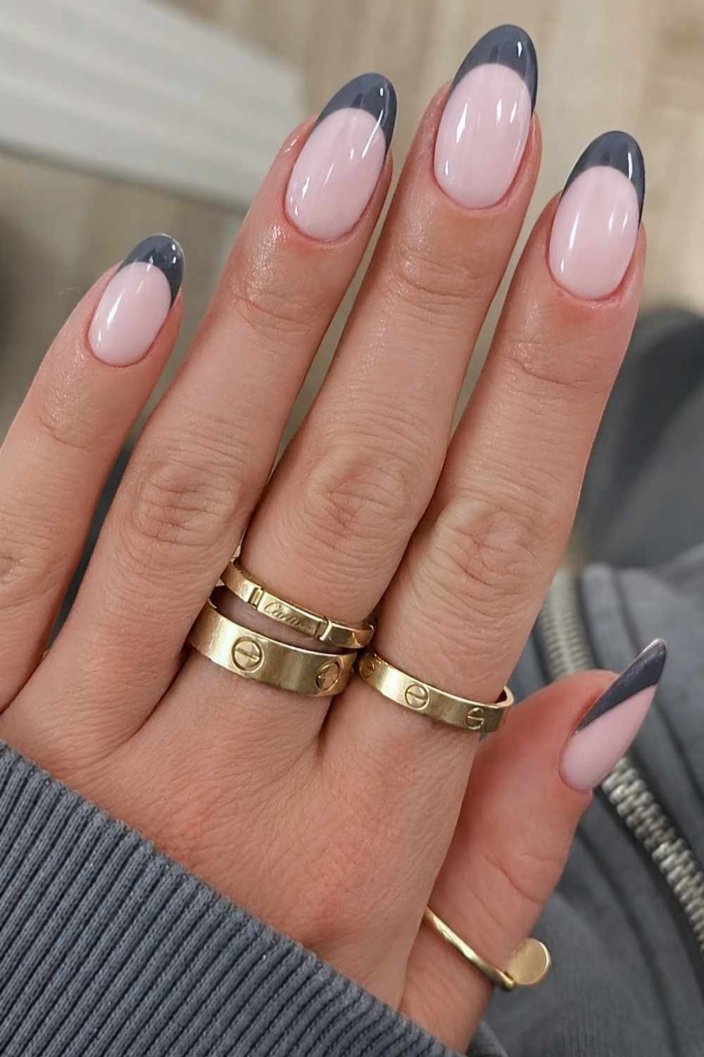 Graue French Tip Manikuere