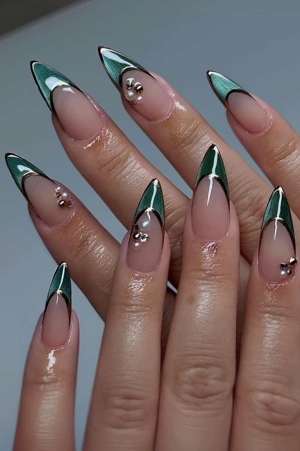 Gruene Cat Eye French Naegel mit Perlen und goldenen Details