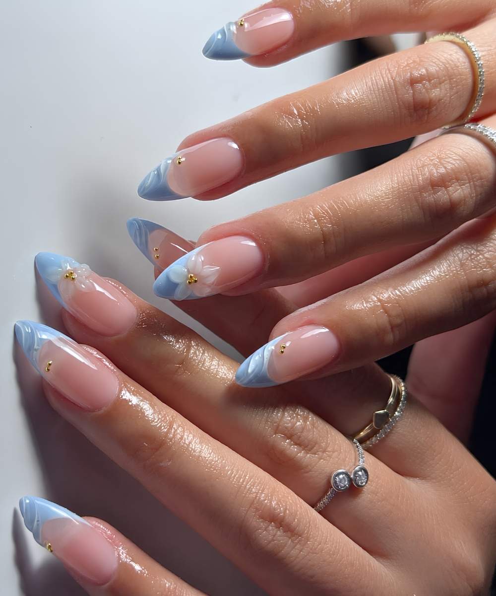 Hellblaue French Naegel mit 3D Blumen