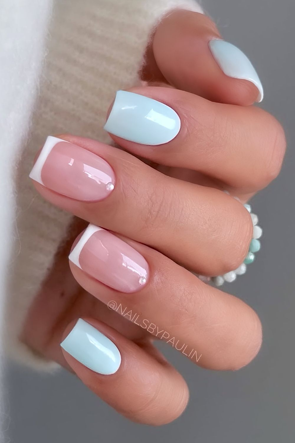Hellblaue Mani mit French Tip Akzenten und Perlen