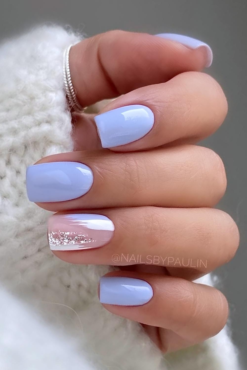 Hellblaue Naegel mit Glitzer Pinselstrichen