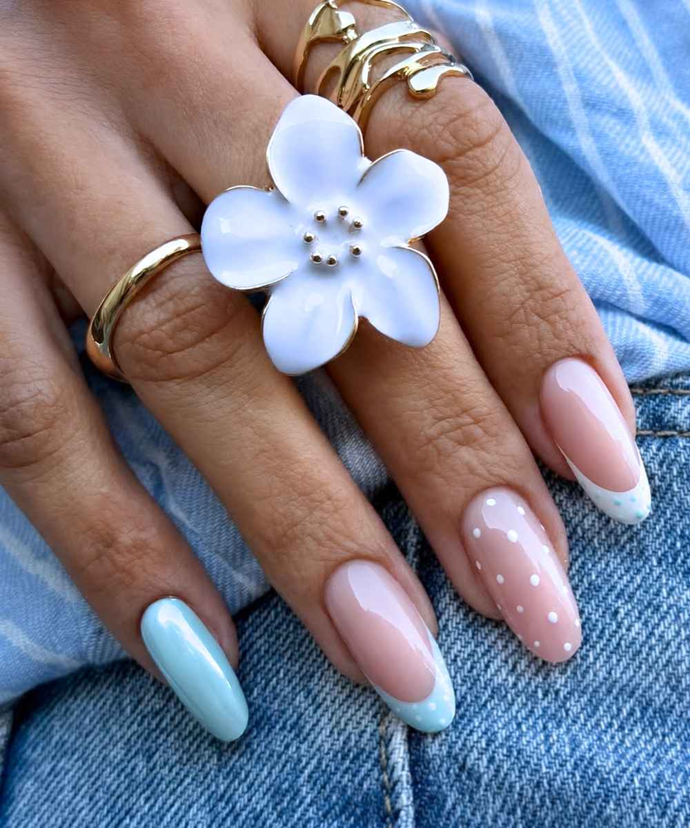 Hellblaue und weisse Polka Dot Naegel