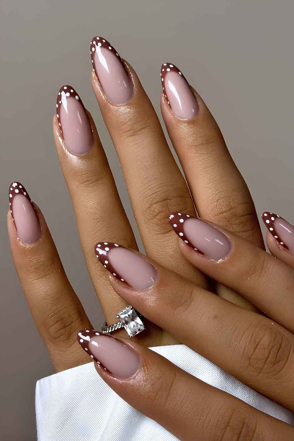 Kastanienbraune French Mani mit Polka Dots