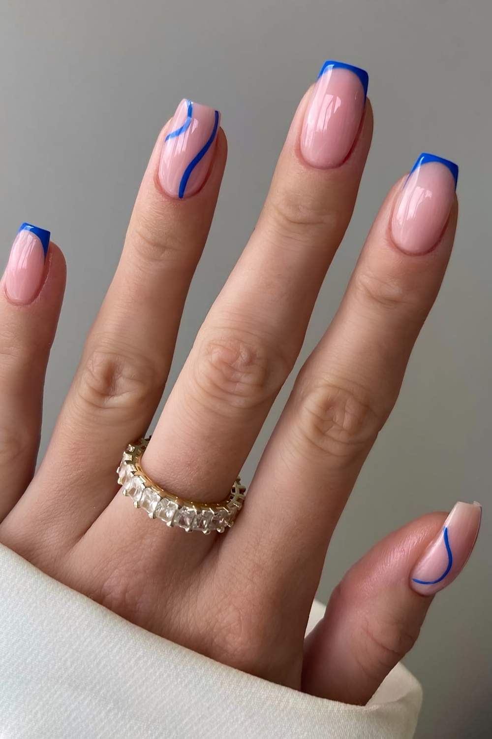 Koenigsblaue french naegel mit linien