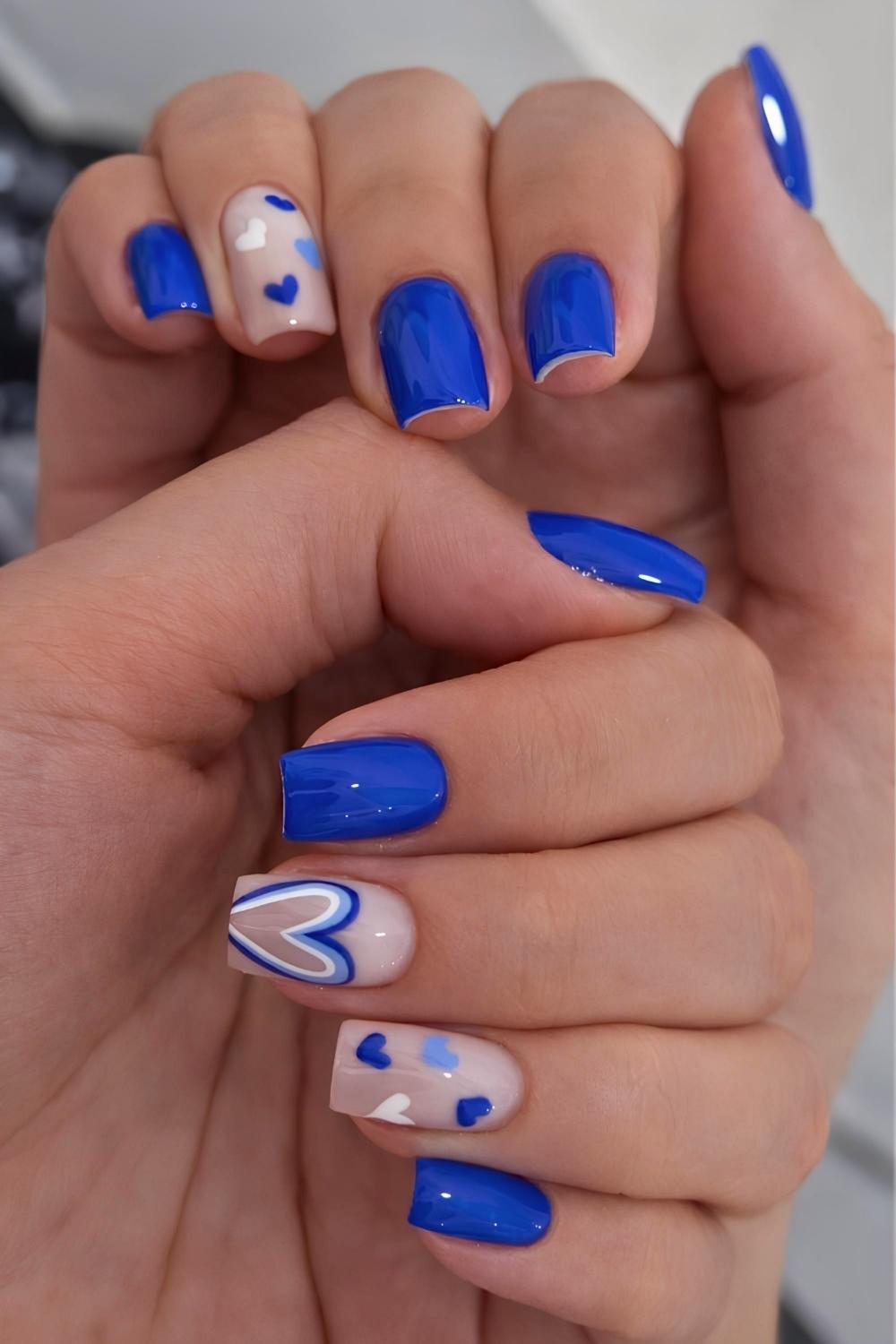 Koenigsblaue manikuere mit herzen