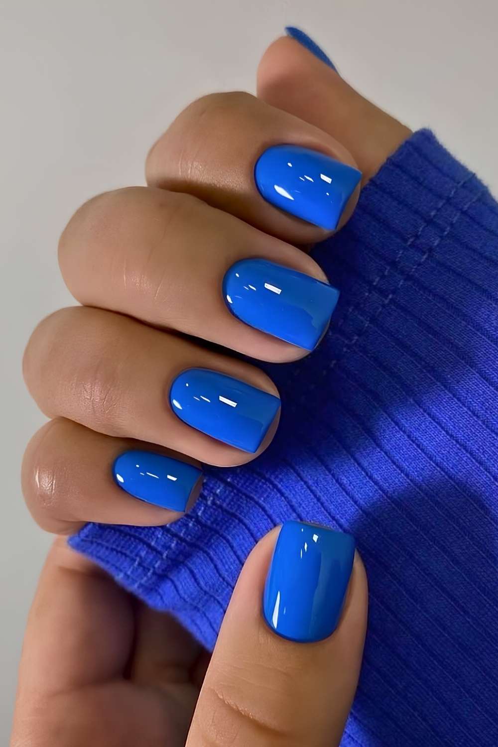 Koenigsblaue naegel komplett lackiert