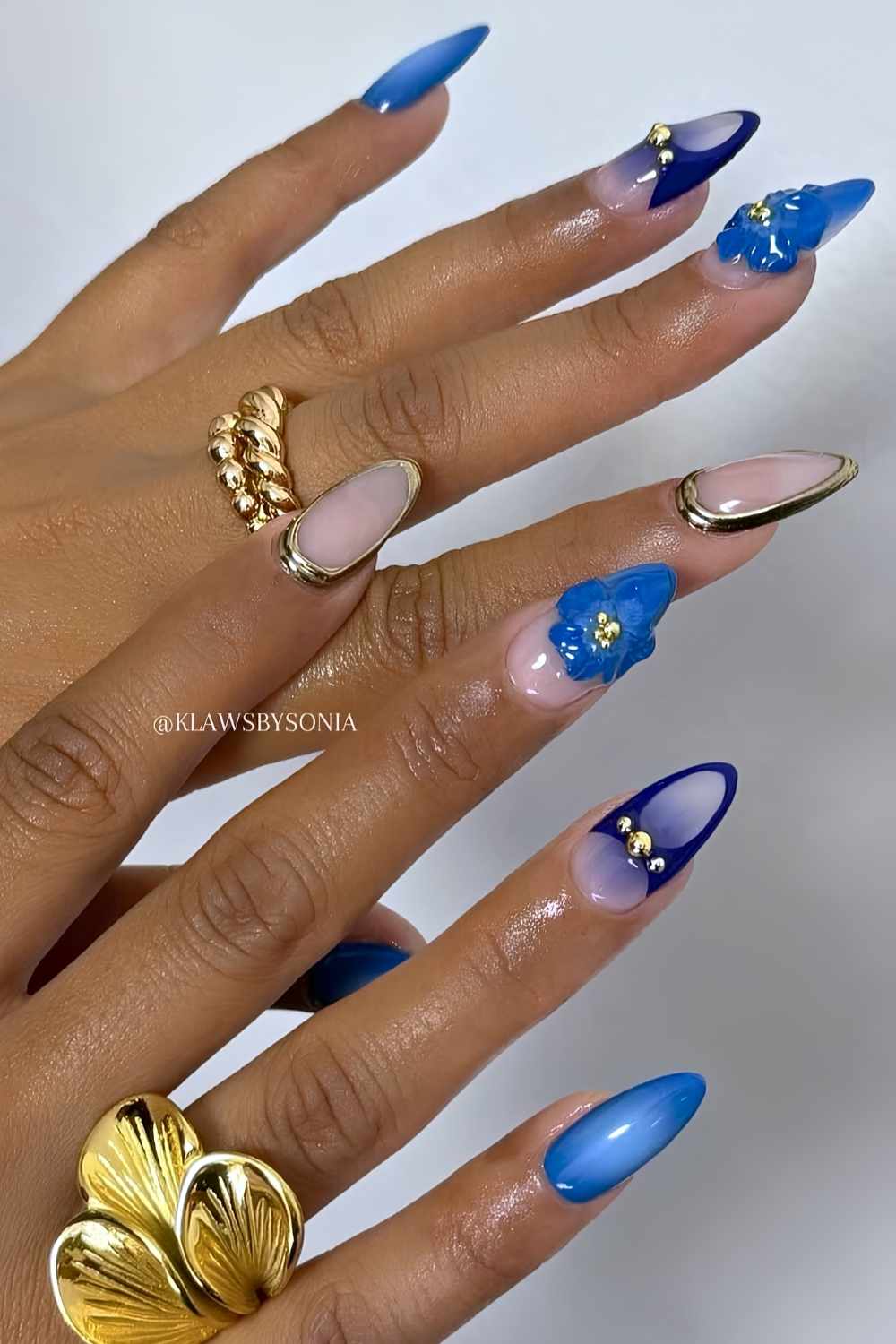 Koenigsblaue naegel mit 3d blumen und gold