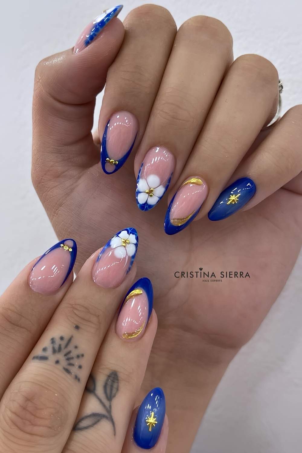 Koenigsblaue naegel mit gold und blumen