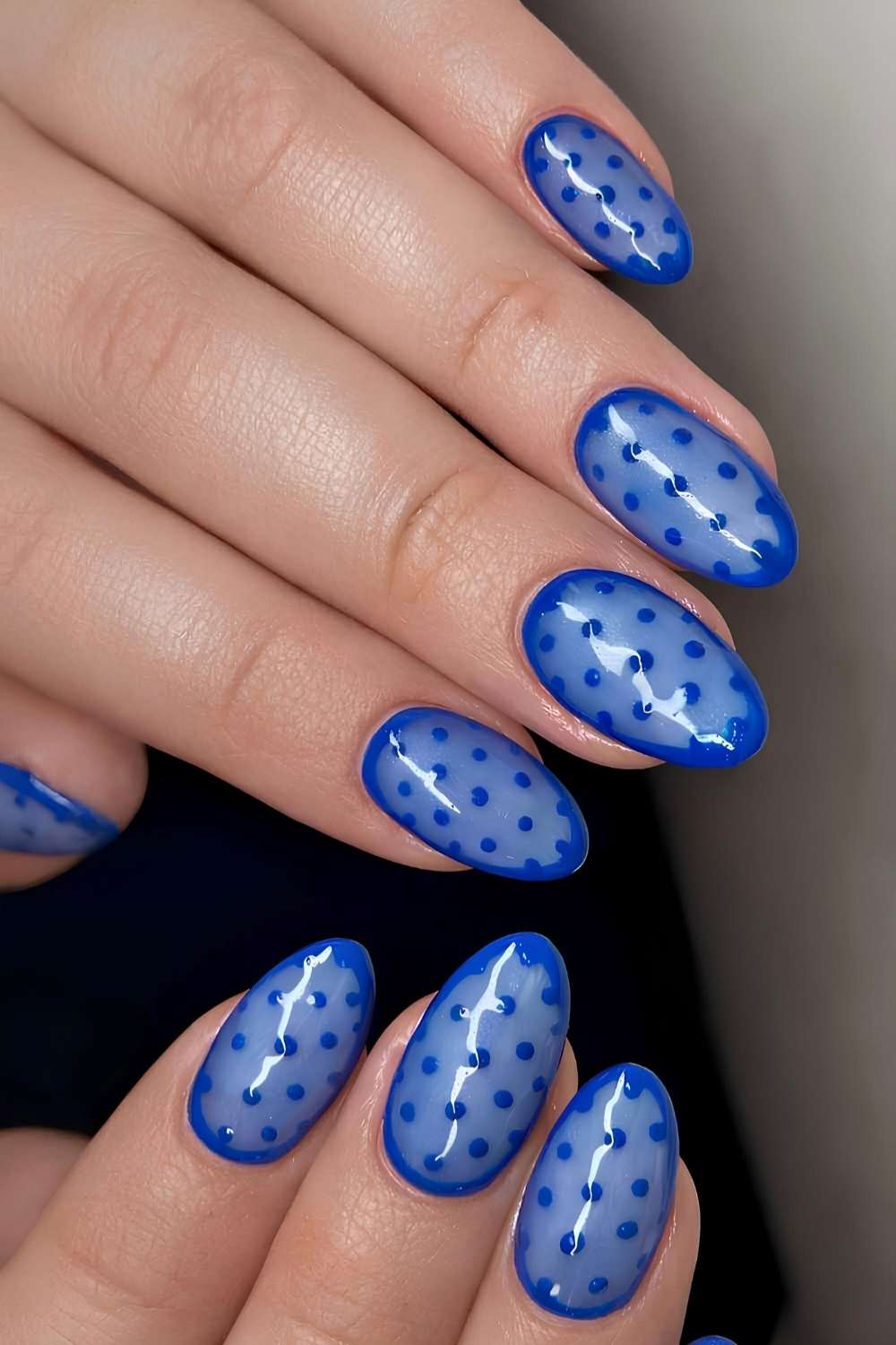 Koenigsblaue naegel mit punkten