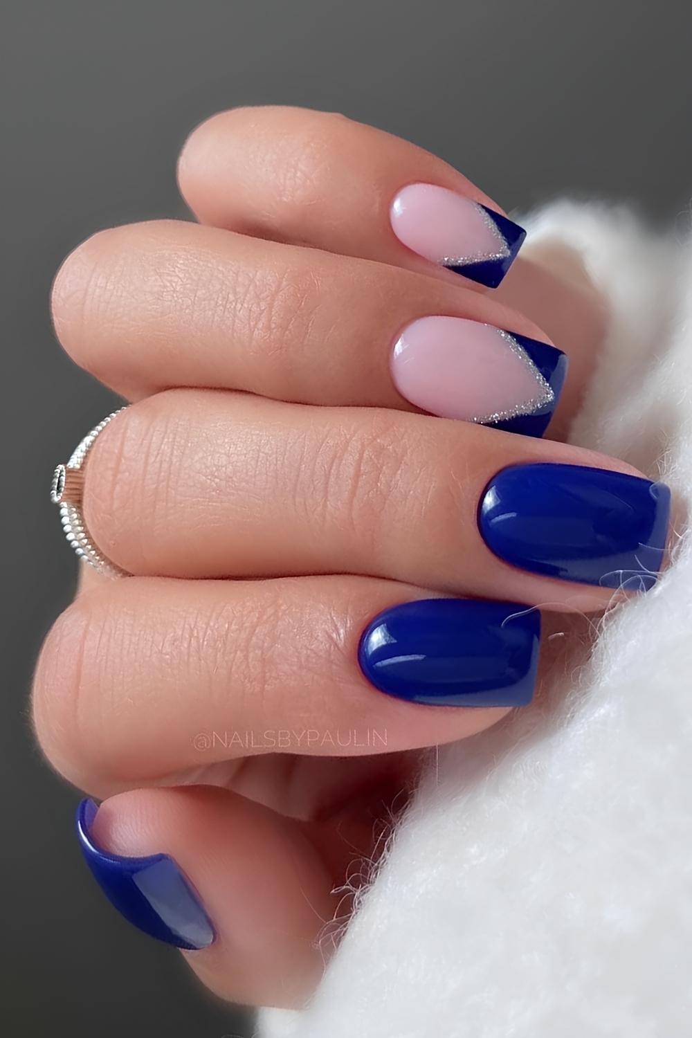 Koenigsblaue naegel mit silbernem glitzer