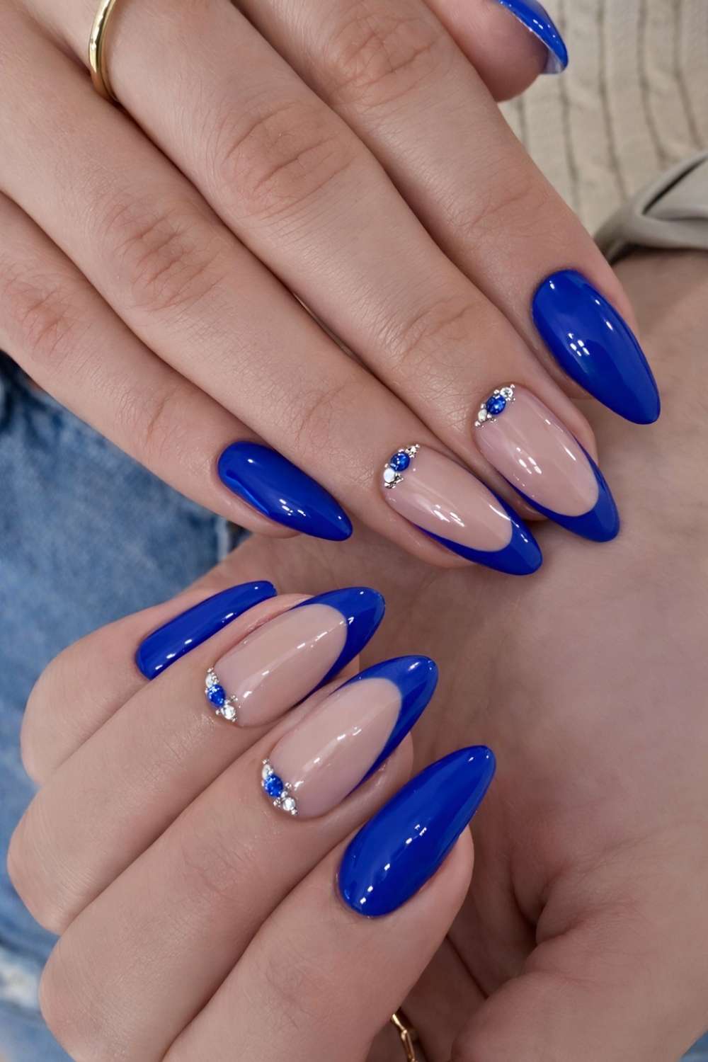 Koenigsblaue naegel mit strassakzenten