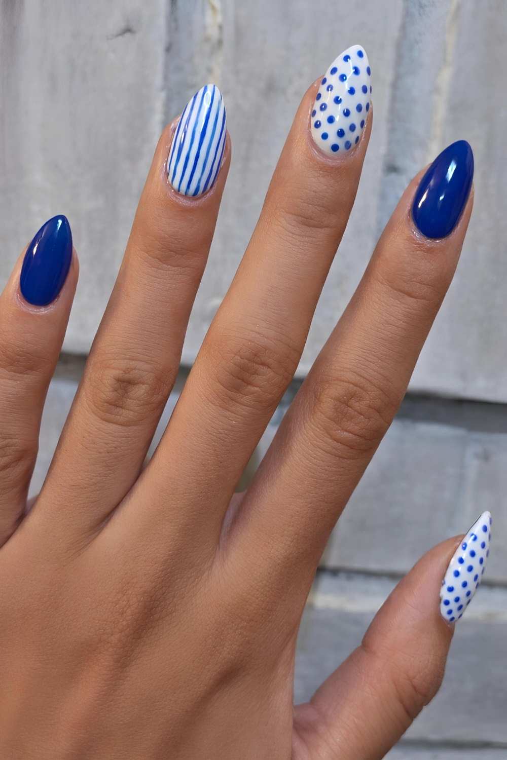Koenigsblaue naegel mit streifen und punkten