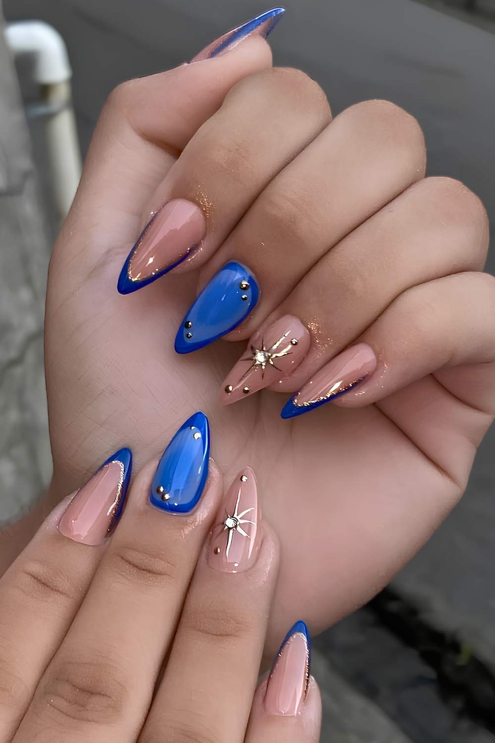 Koenigsblaue und goldene sternennaegel