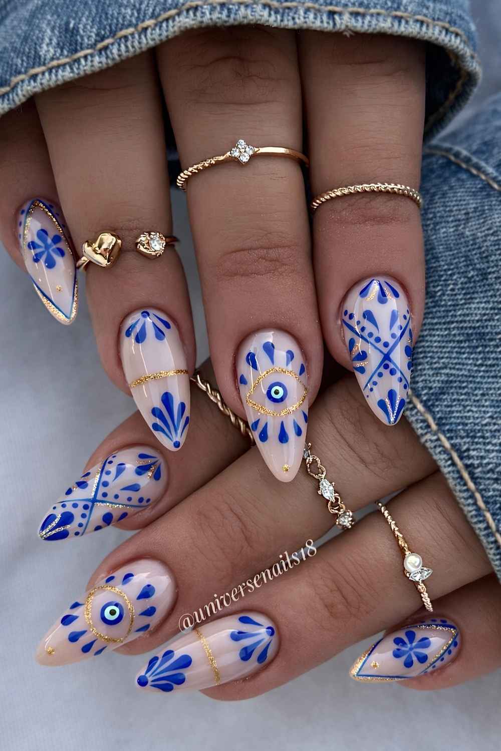 Koenigsblaue und weisse Evil Eye Naegel