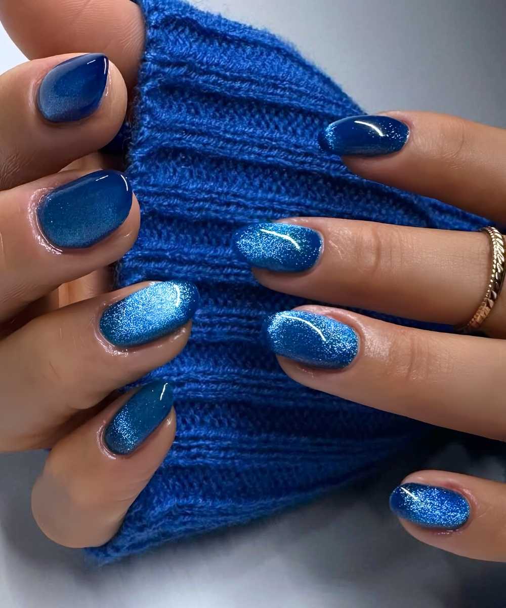 Koenigsblaue velvet manikuere