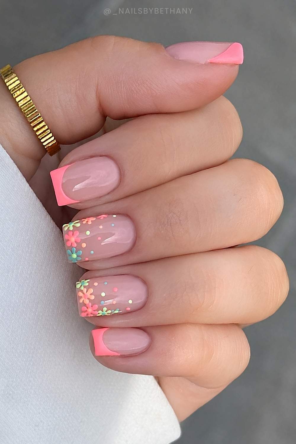 Korallen French Nails mit Bunter Blumen Nailart