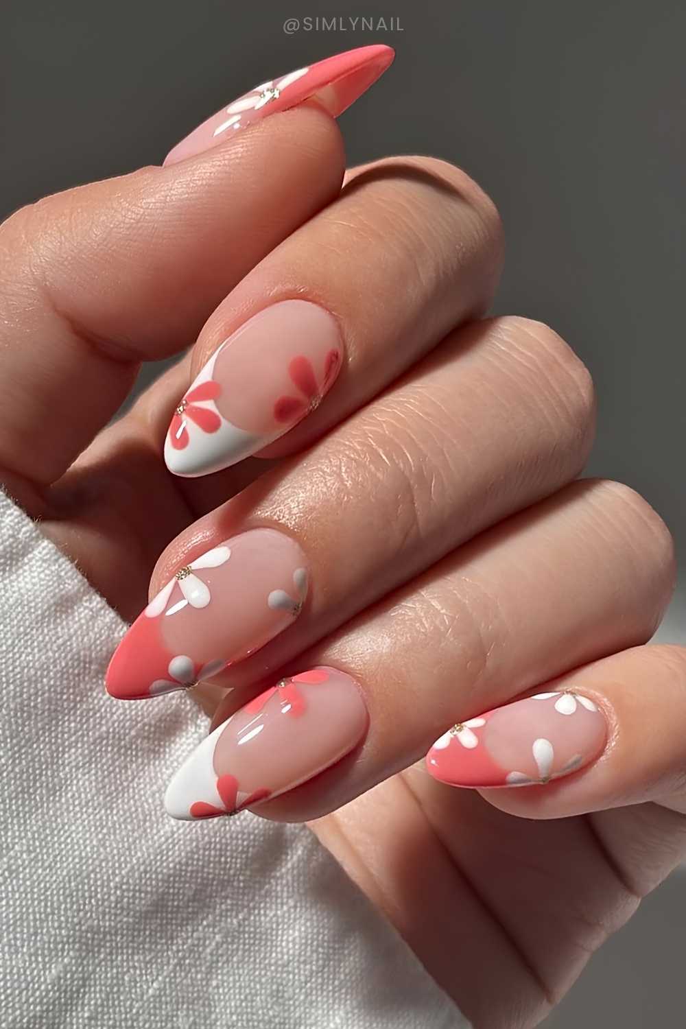 Korallen und Weisse Blumen French Nails