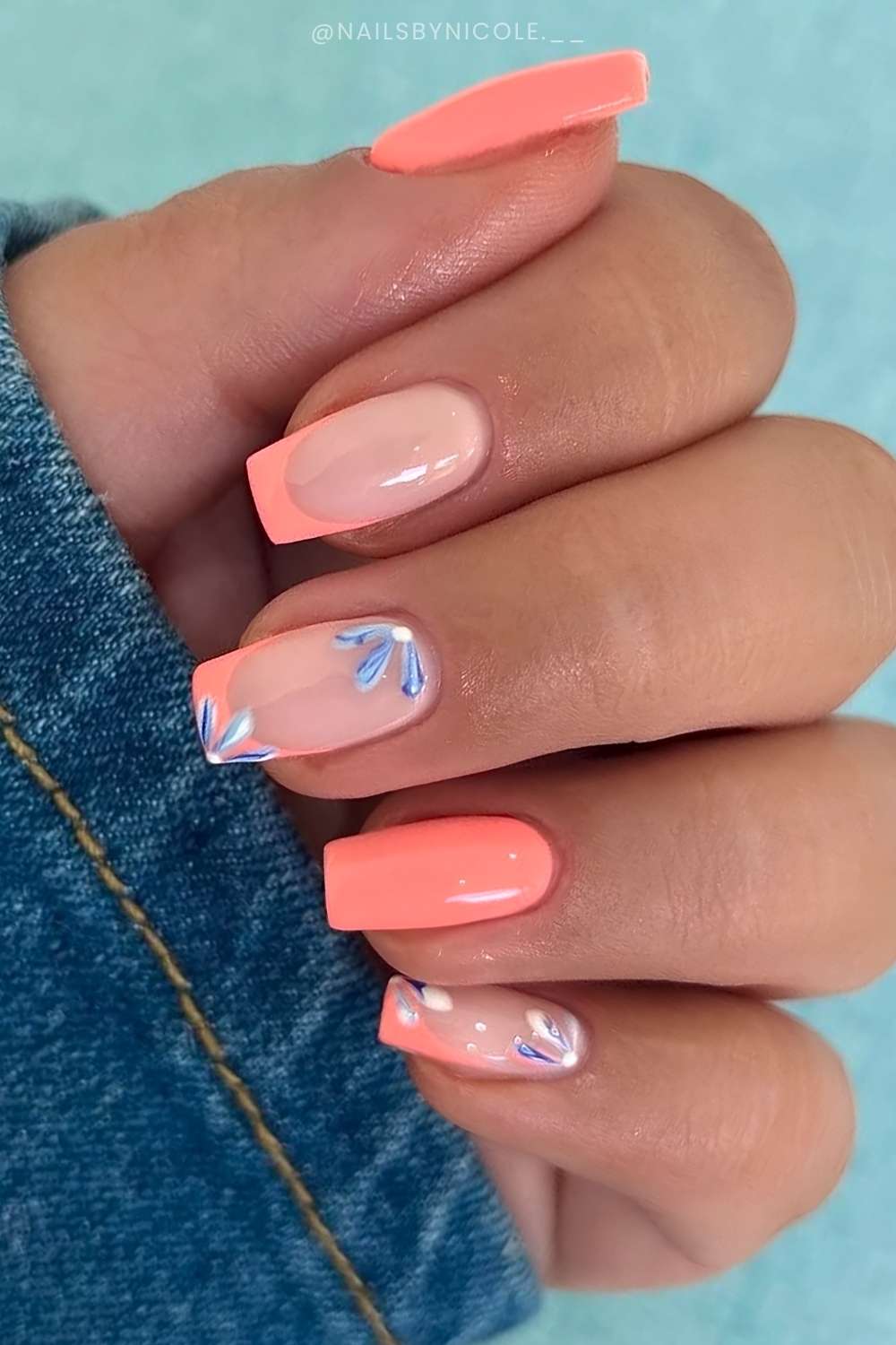 Korallennaegel mit Blauer Blumen Nailart