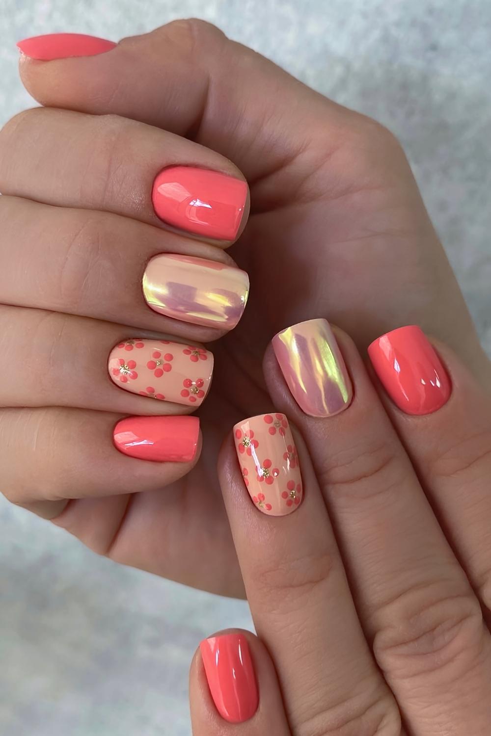 Korallennaegel mit Gold und Blumen