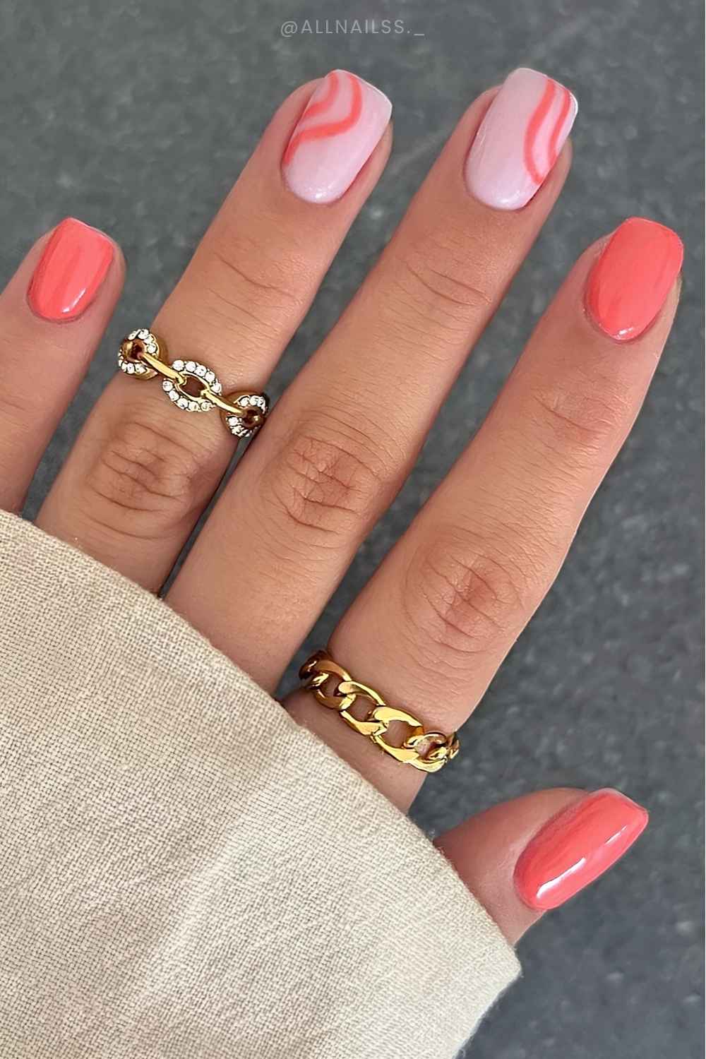 Korallennaegel mit Linien Nailart