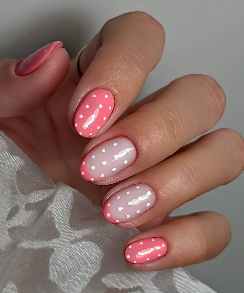 Korallennaegel mit Polka Dots