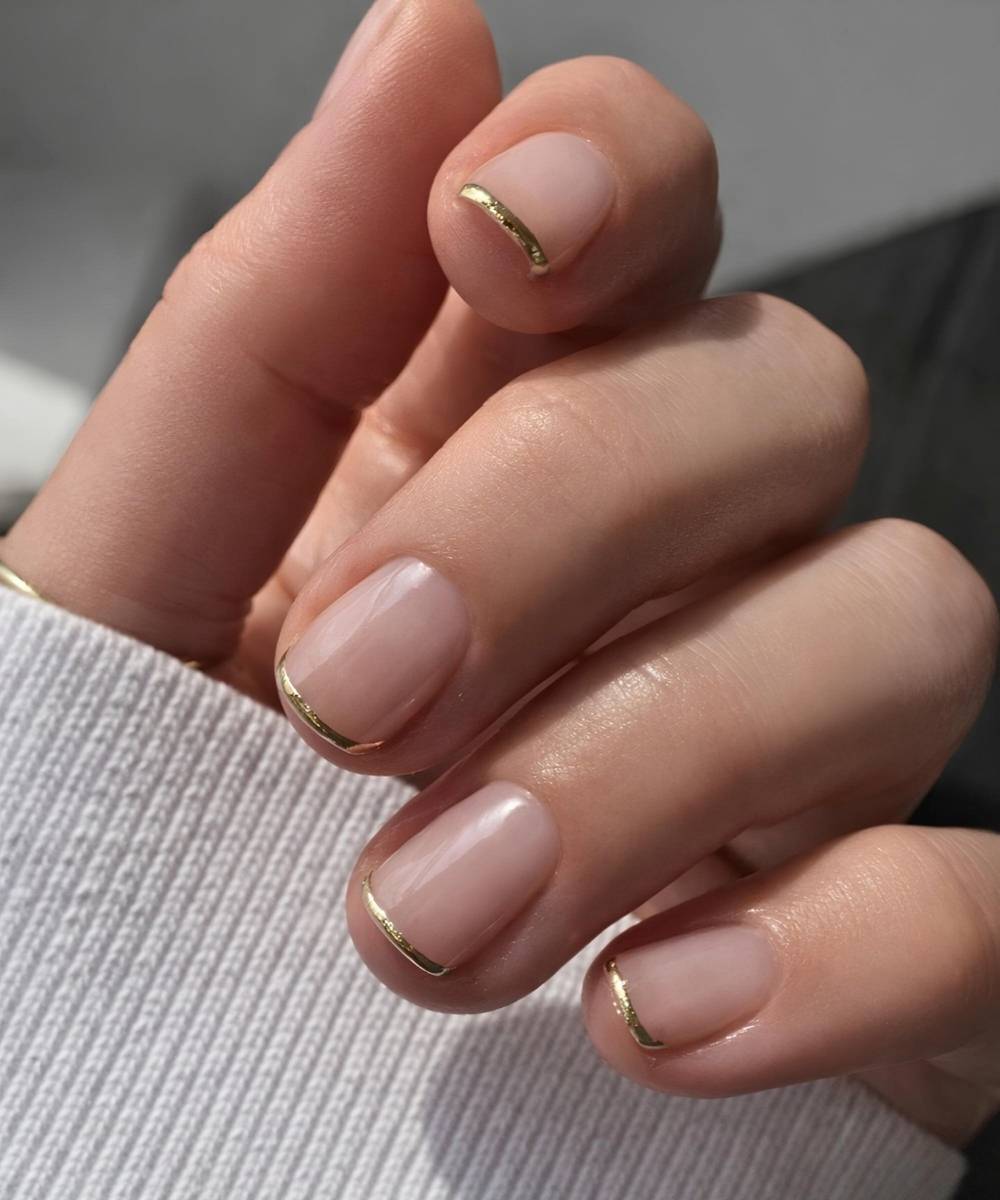 Kurze Gold French Manikuere
