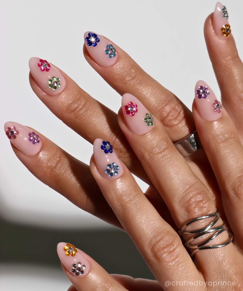 Kurze Mandelform Naegel mit Strassblumen