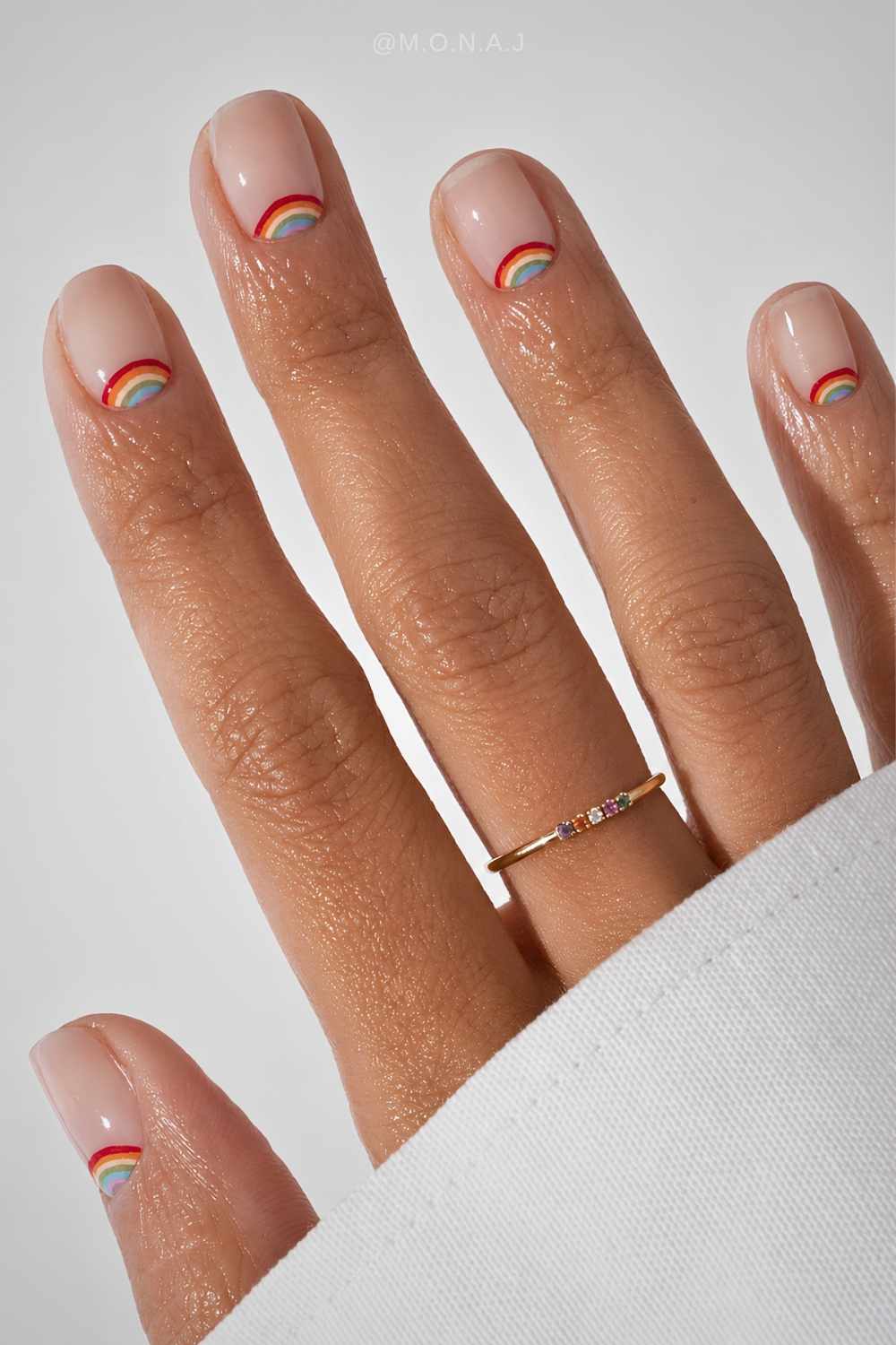 Kurze Naegel mit Regenbogen an der Nagelhaut