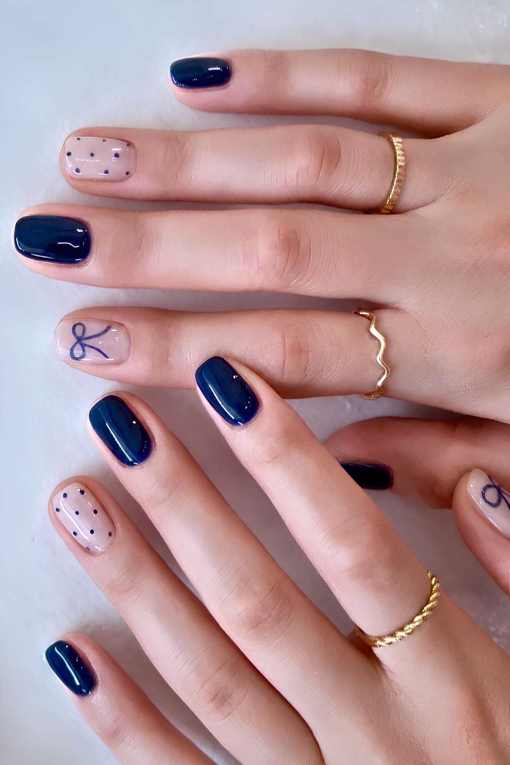 Kurze Navy Naegel mit Polka Dots und Schleifen