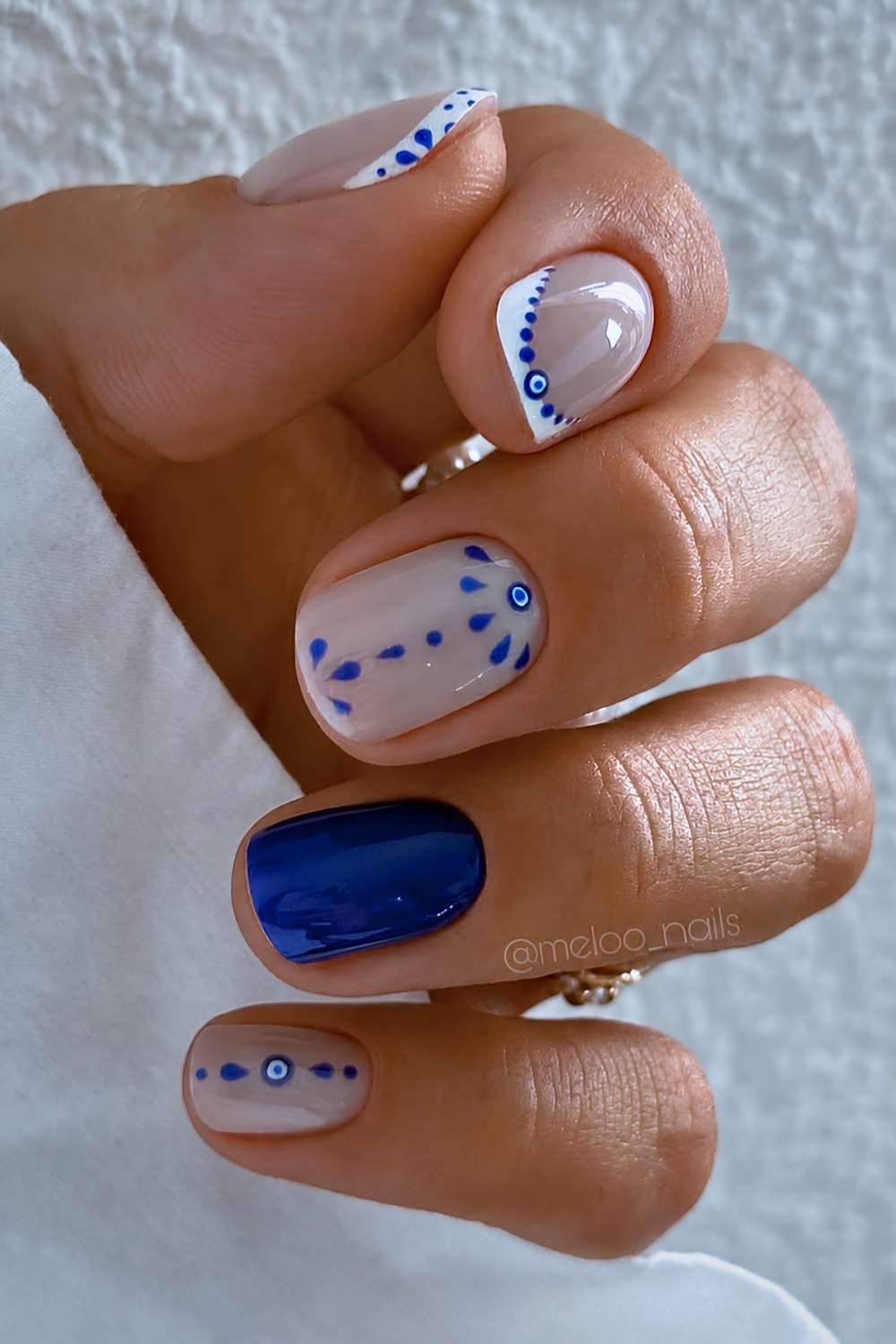 Kurze blaue und weisse Evil Eye Naegel