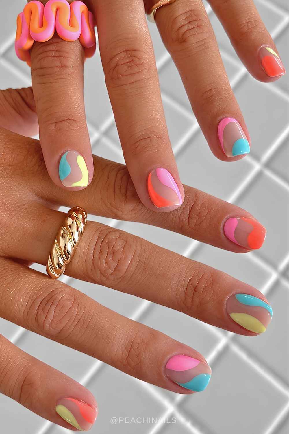Kurze bunte Naegel mit Negative Space Design