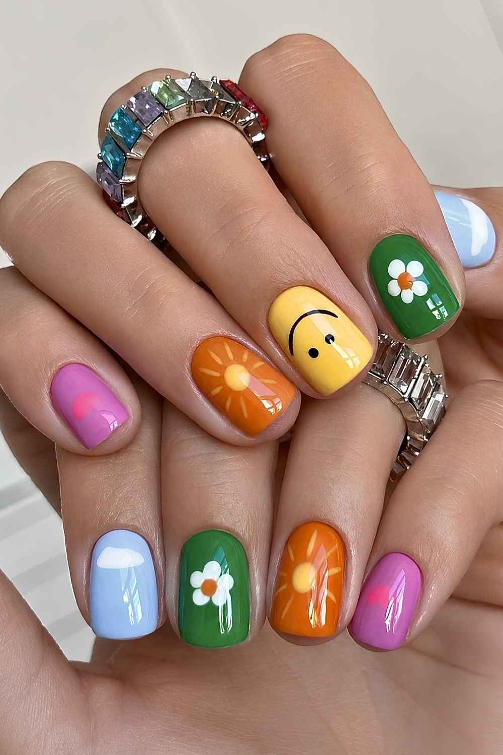 Kurze bunte naegel mit froehlichen motiven