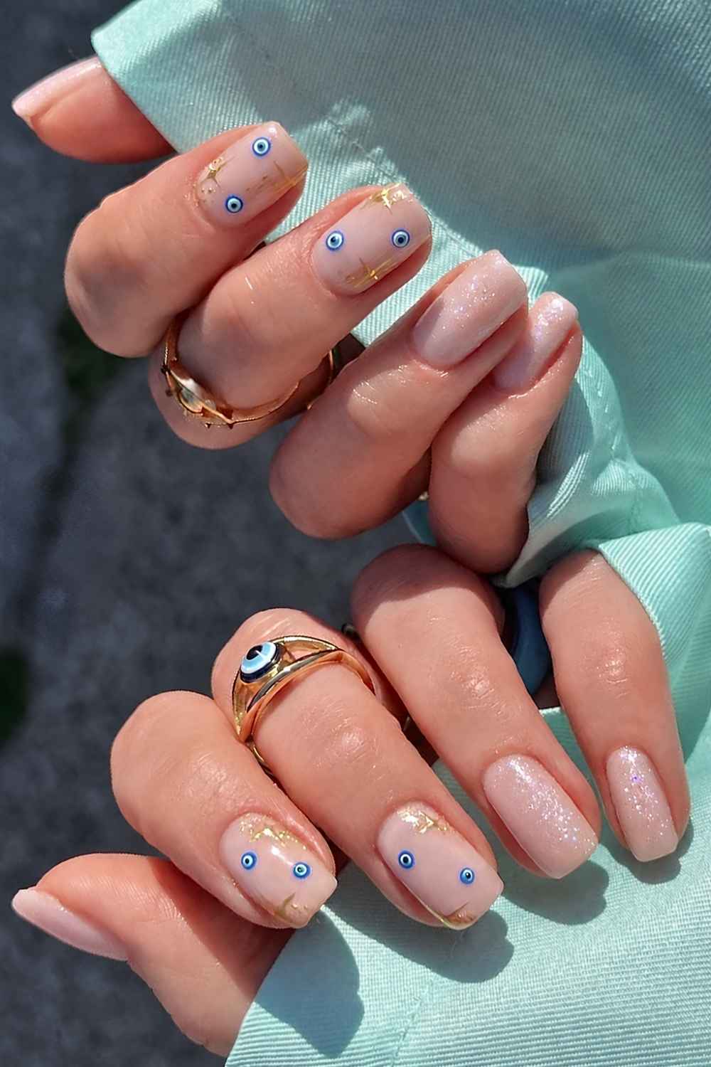 Kurze neutrale Mani mit Evil Eye Akzent