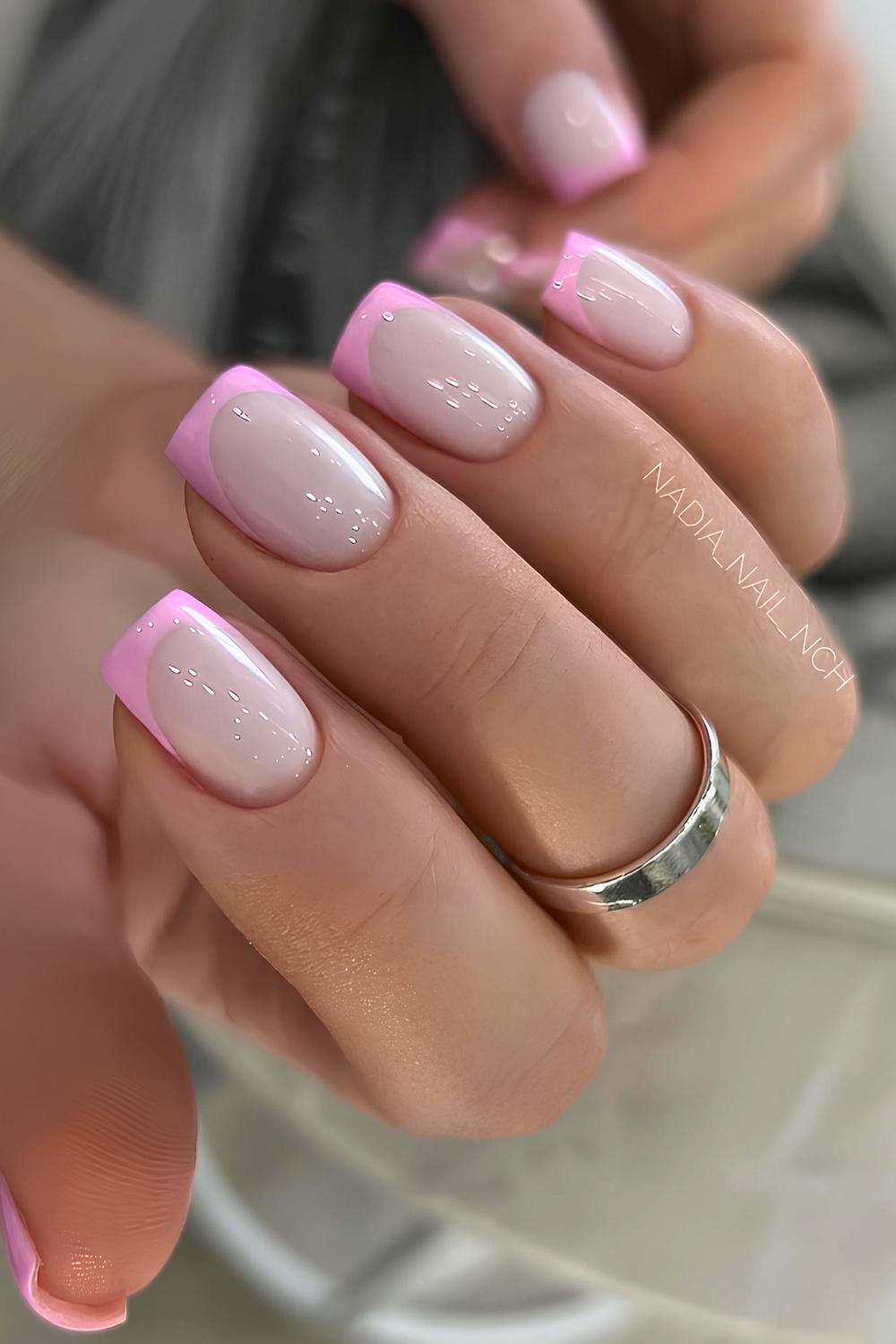Kurze pinke French Mani