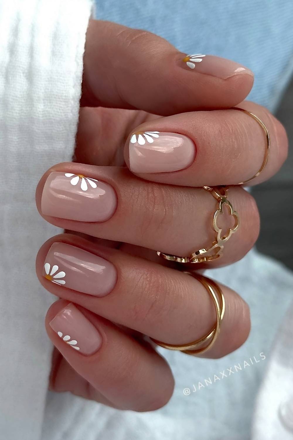 Kurze transparente Naegel mit Gaensebluemchen