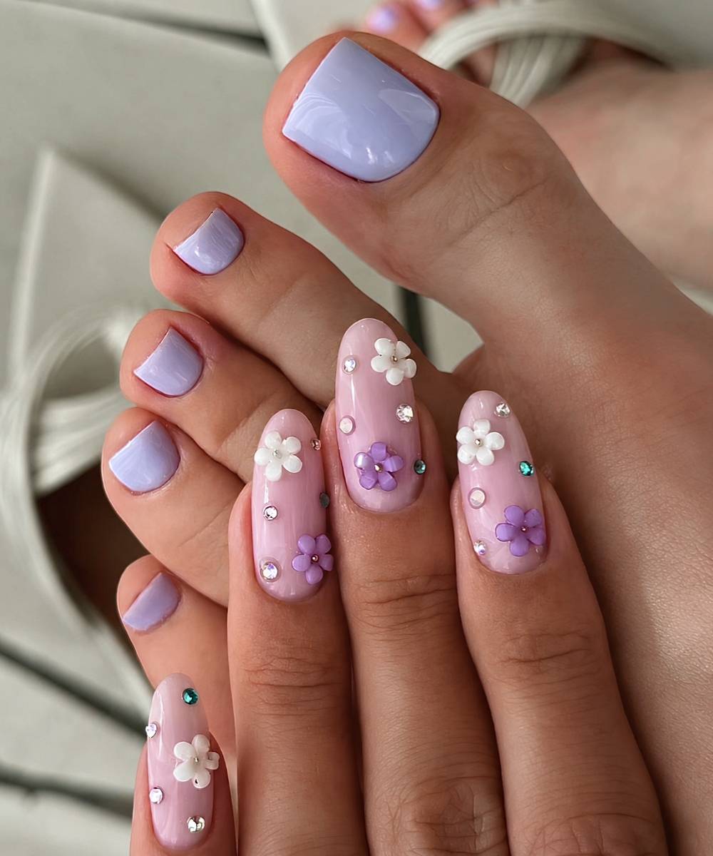 Lavendel Pedikuere und Milchige Manikuere mit Lila Blumen