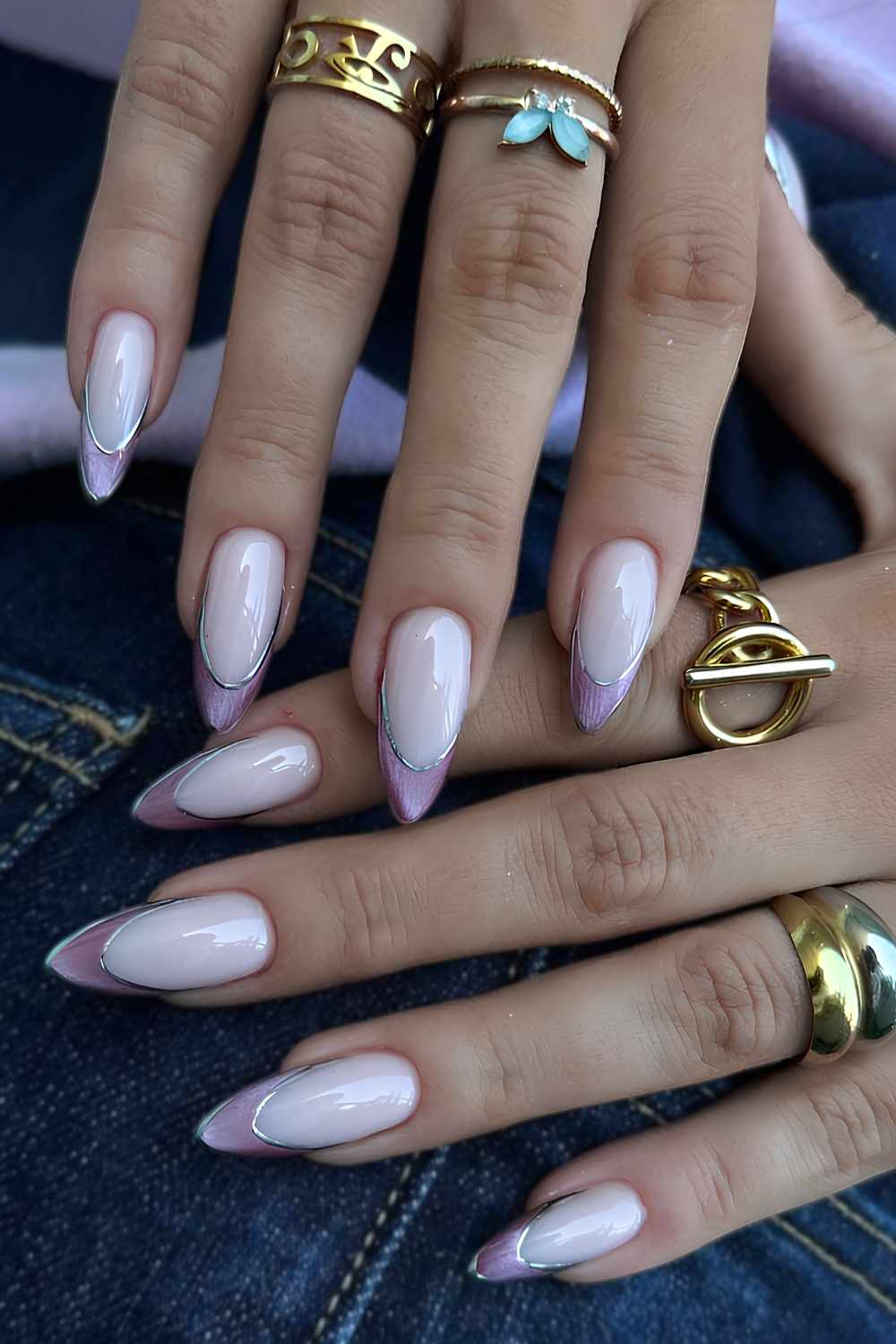 Lila Cat Eye French Naegel mit silbernen Konturen