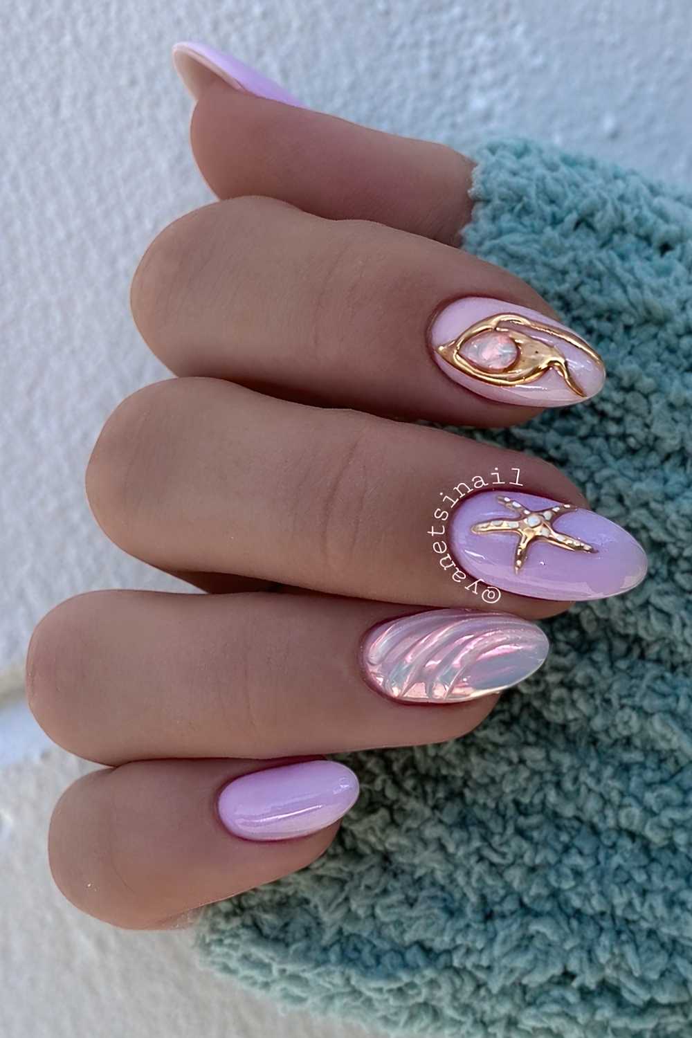 Lila Naegel mit Seesternen und Gold Details