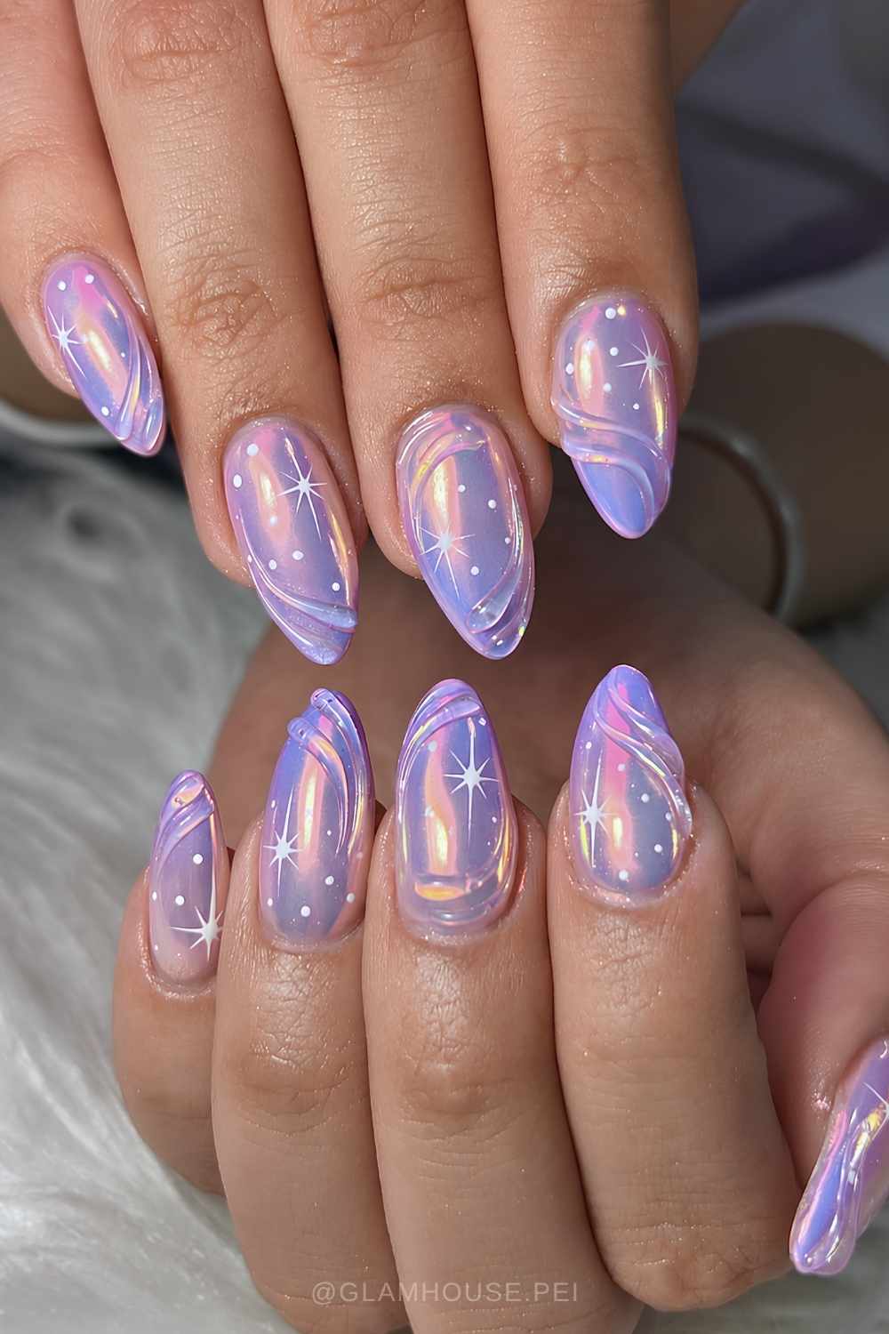 Lila holografische Naegel mit Sternen Nail Art