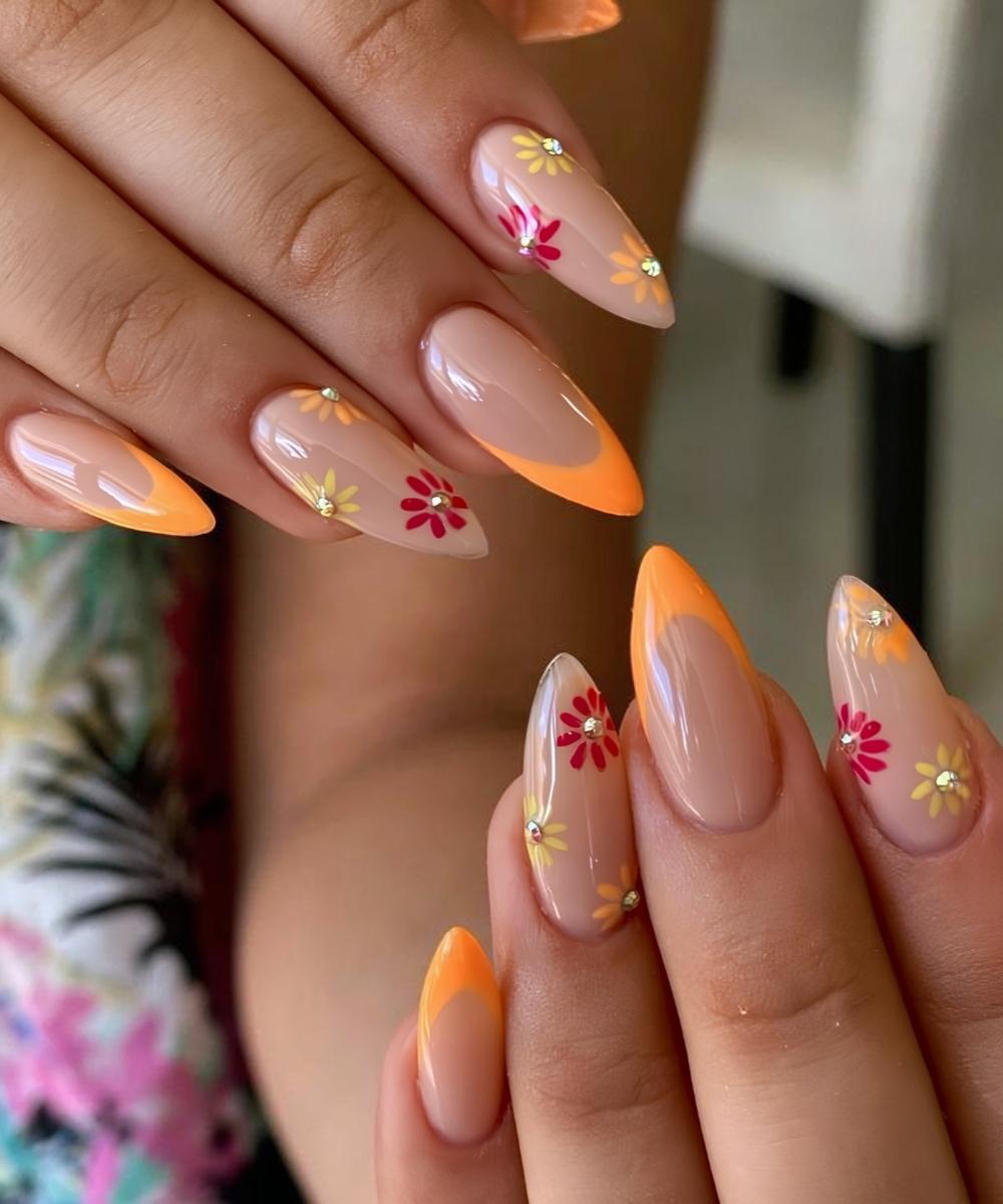 Mandelfoermige orange French Nails mit Blumen