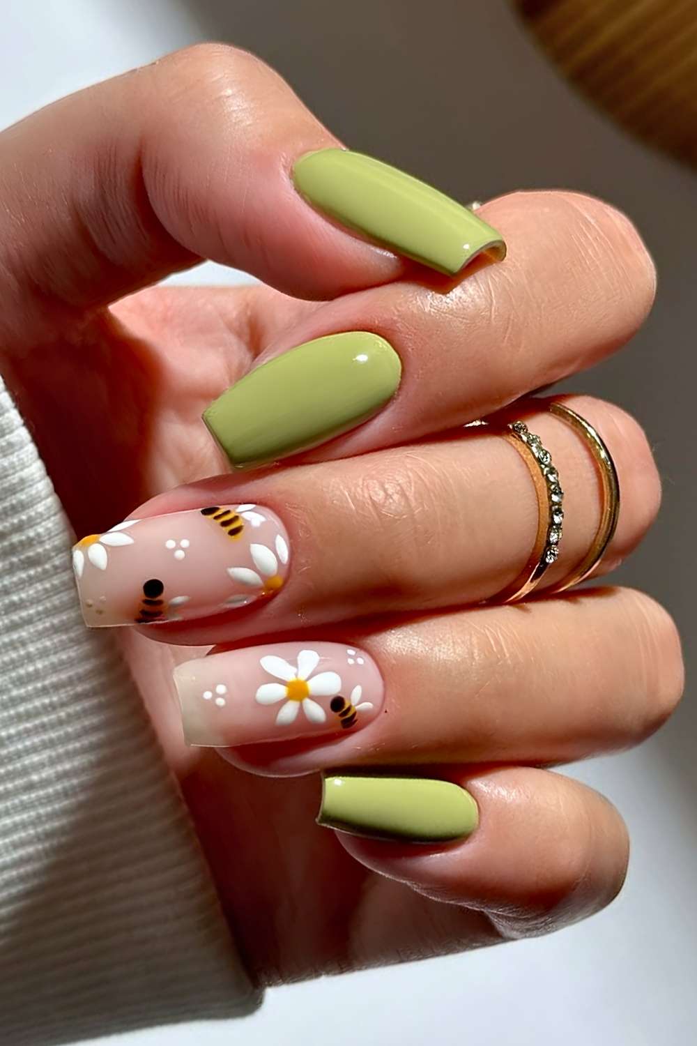Matcha gruene Naegel mit Gaensebluemchen und Biene