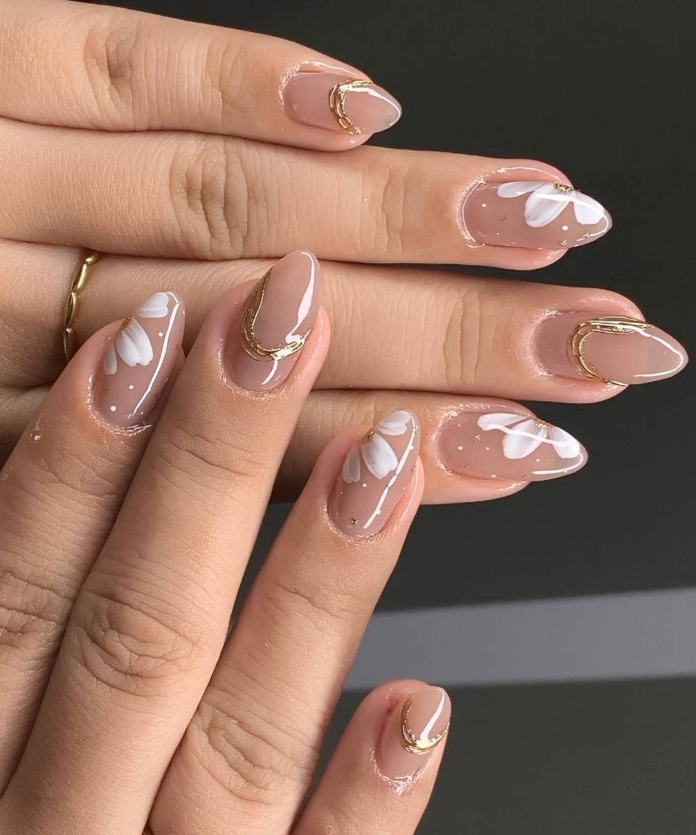 Mauve Naegel mit grossen Gaensebluemchen