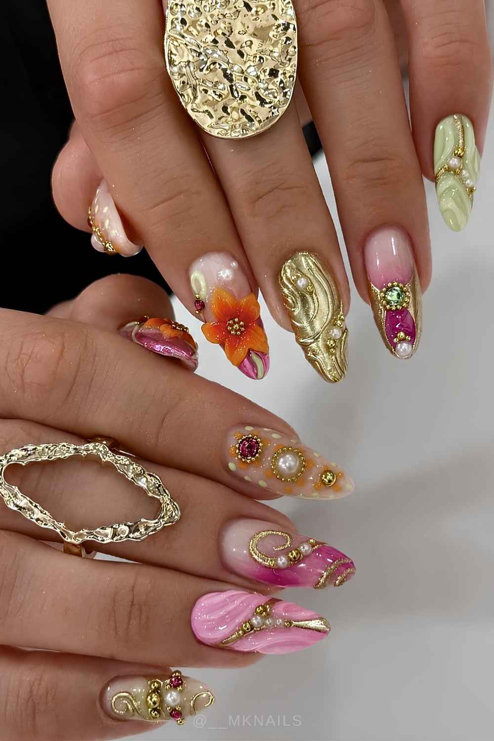 Maximalistische pink orange naegel mit gold