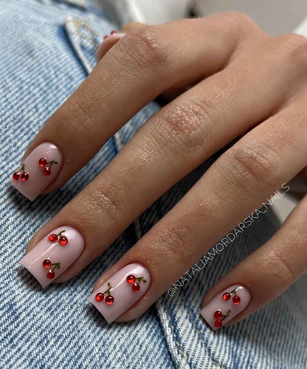 Milchig Pink Mani mit Strass Kirsch Art