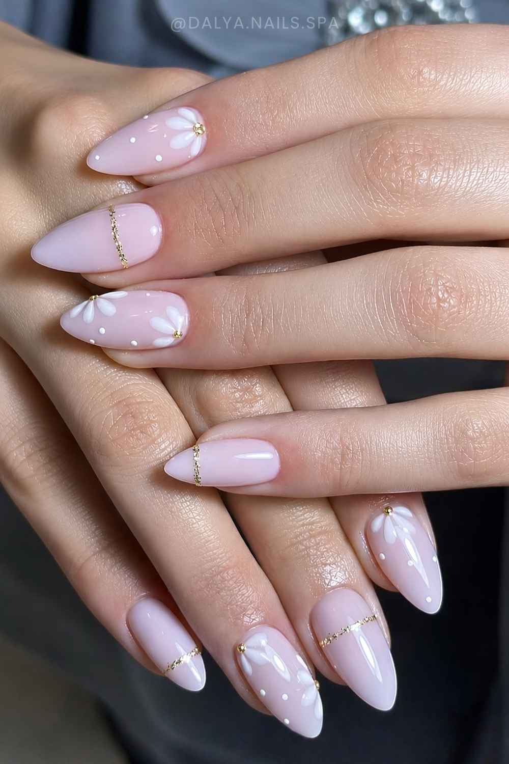Milchig rosa Manikuere mit Gaensebluemchen und Glitzerlinien