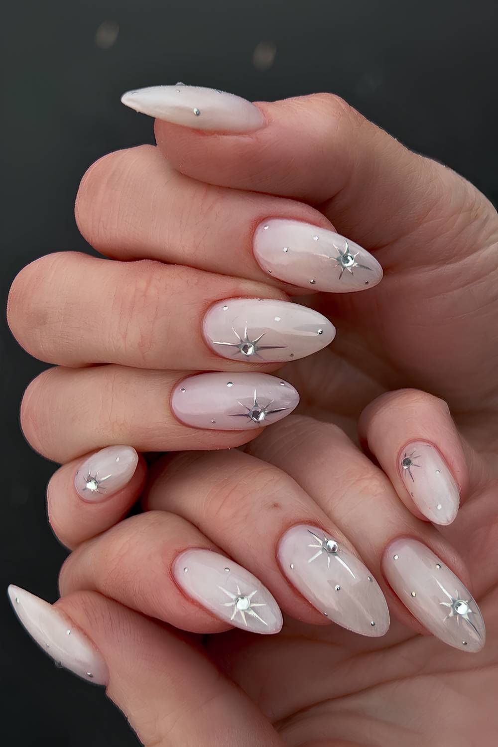 Milchig weisse Celestial Naegel mit Strass