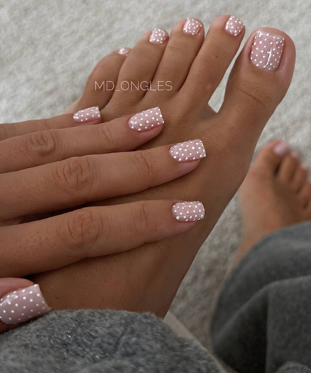 Milchige Manikuere und Pedikuere mit Weissen Polka Dots