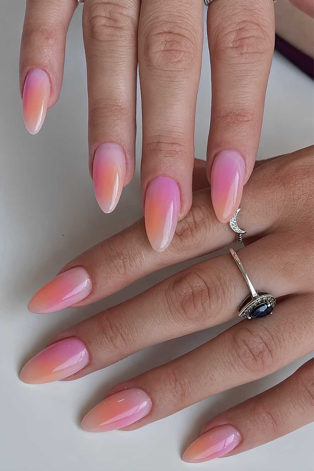 Milchige Naegel mit Farbverlauf in Pink und Orange