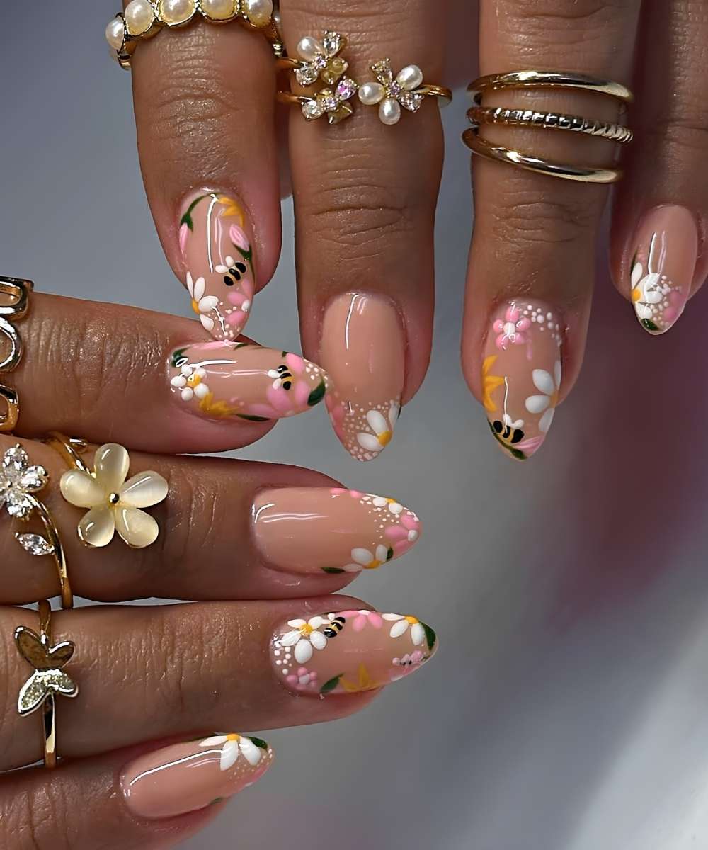 Milchige Naegel mit Fruehlingsblumen und Biene