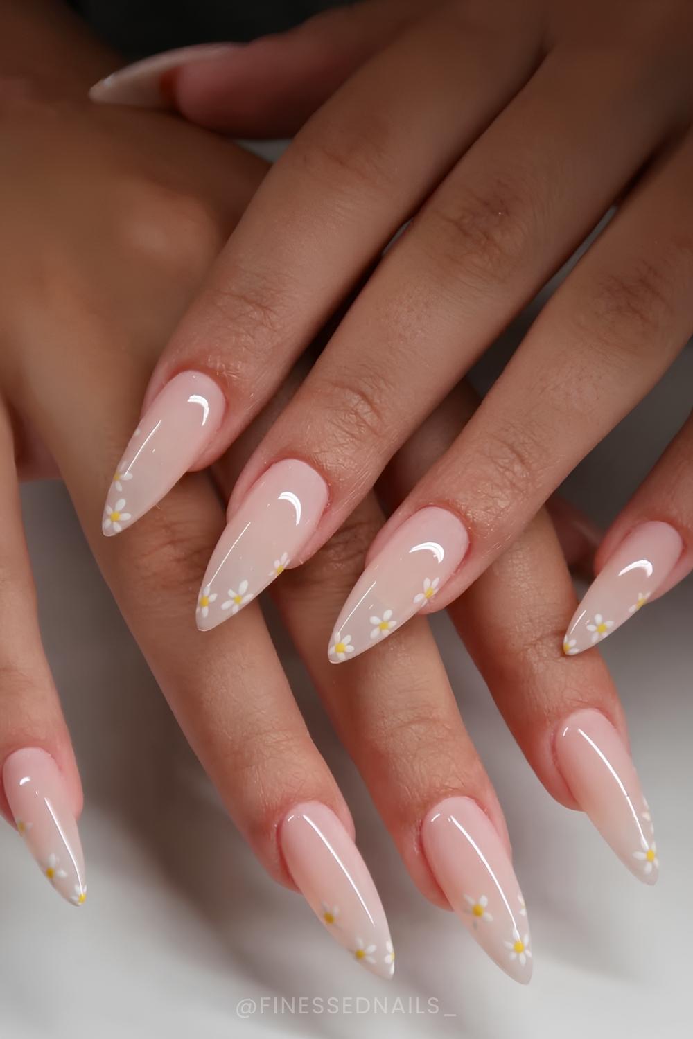 Milchige Naegel mit Gaensebluemchen Motiven